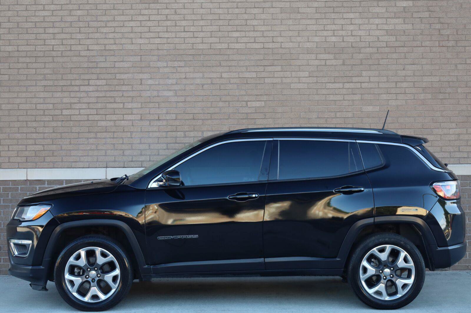 Used 2018 Jeep Compass Limited AWD/4WD image 2