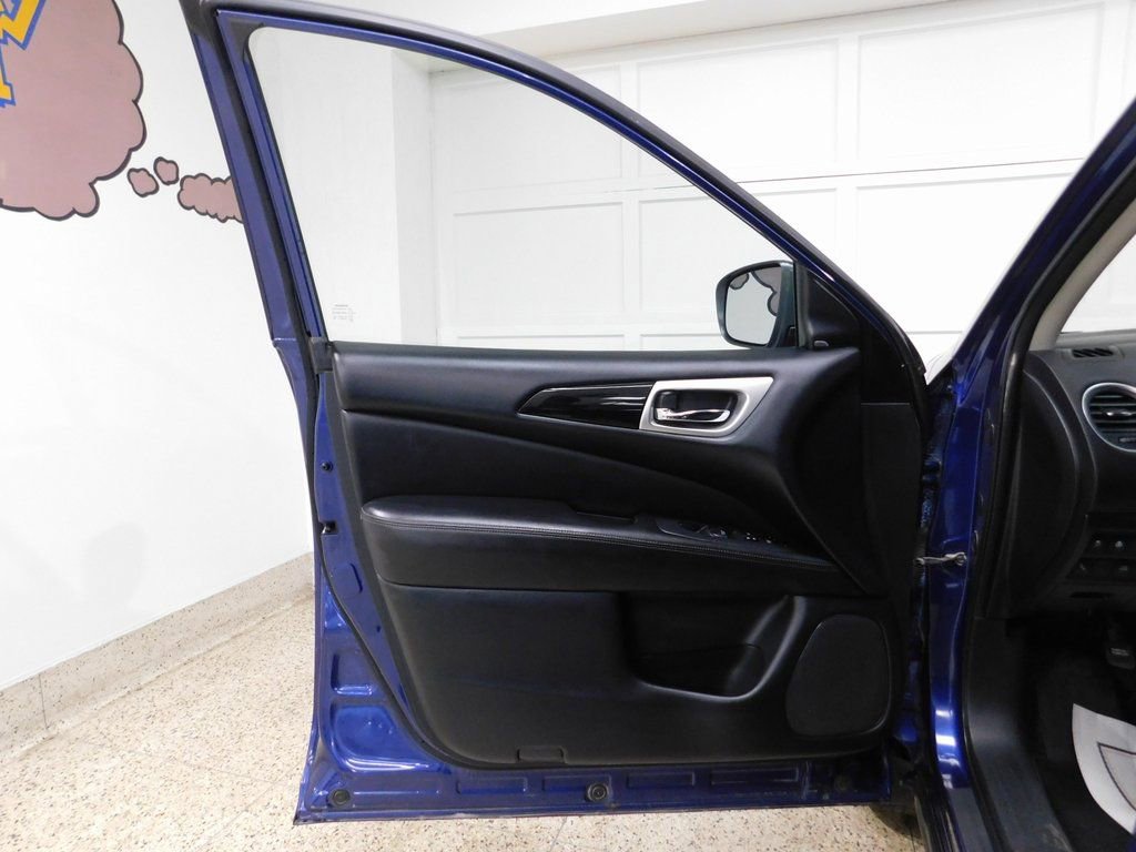 Used 2018 Nissan Pathfinder SV image 24