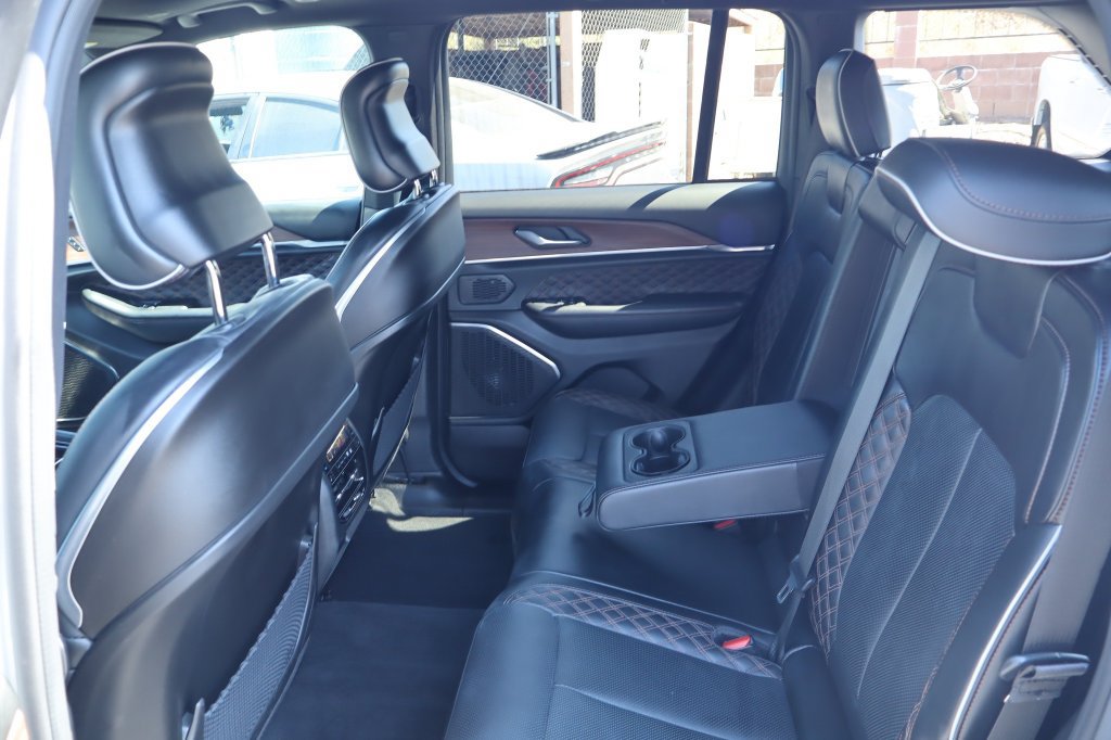 Used 2025 Jeep Grand Cherokee Summit w/ Obsidian Package AWD/4WD image 34