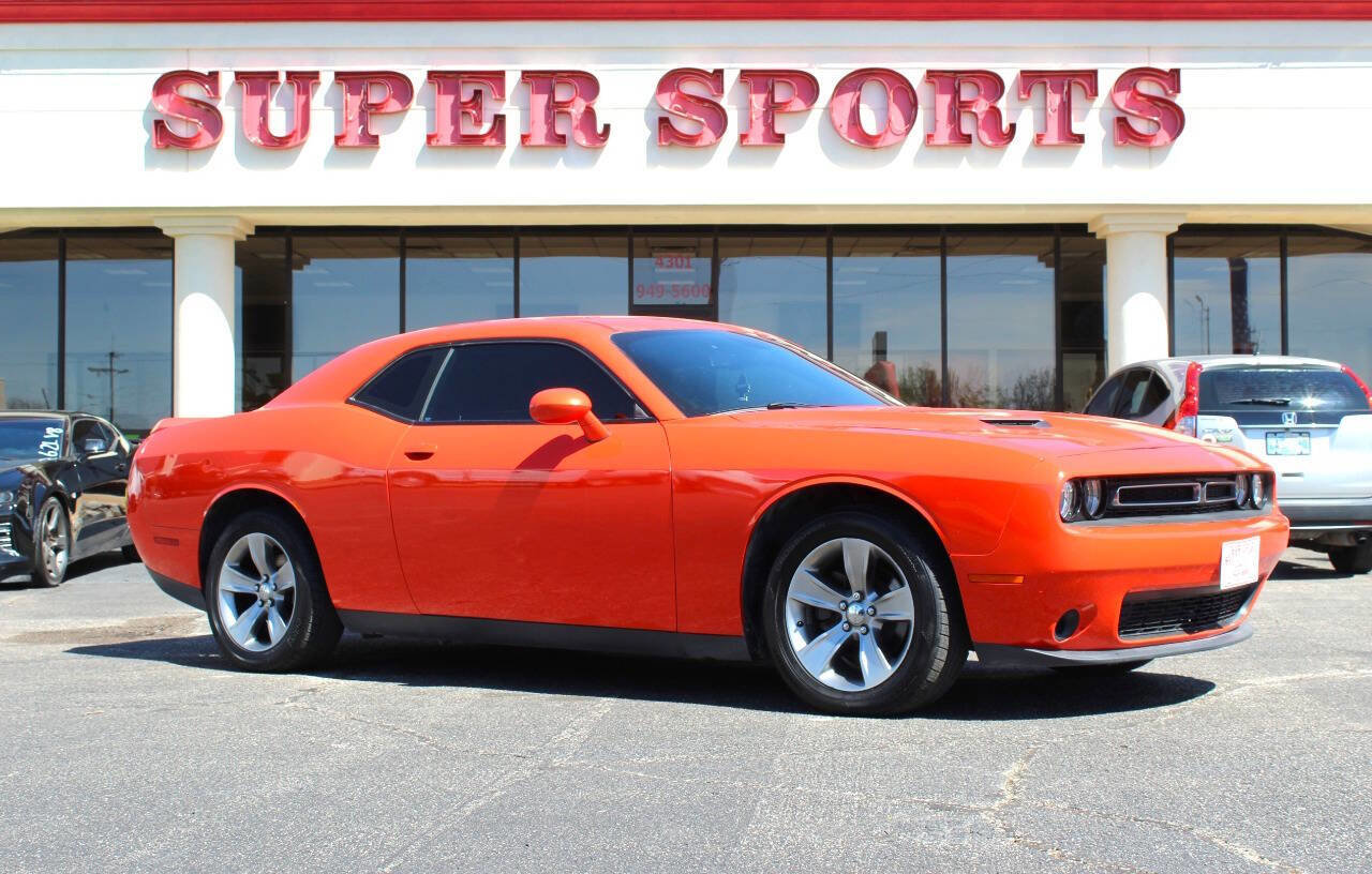 Used 2019 Dodge Challenger SXT RWD image 1