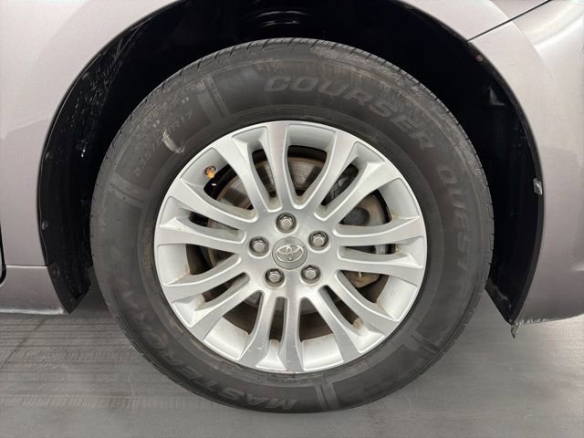 Used 2015 Toyota Sienna XLE w/ XLE Navigation Package image 14