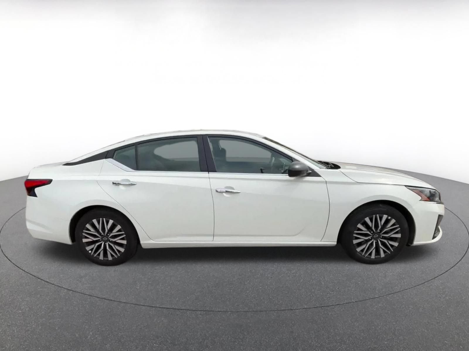 Used 2025 Nissan Altima 2.5 SV FWD image 16