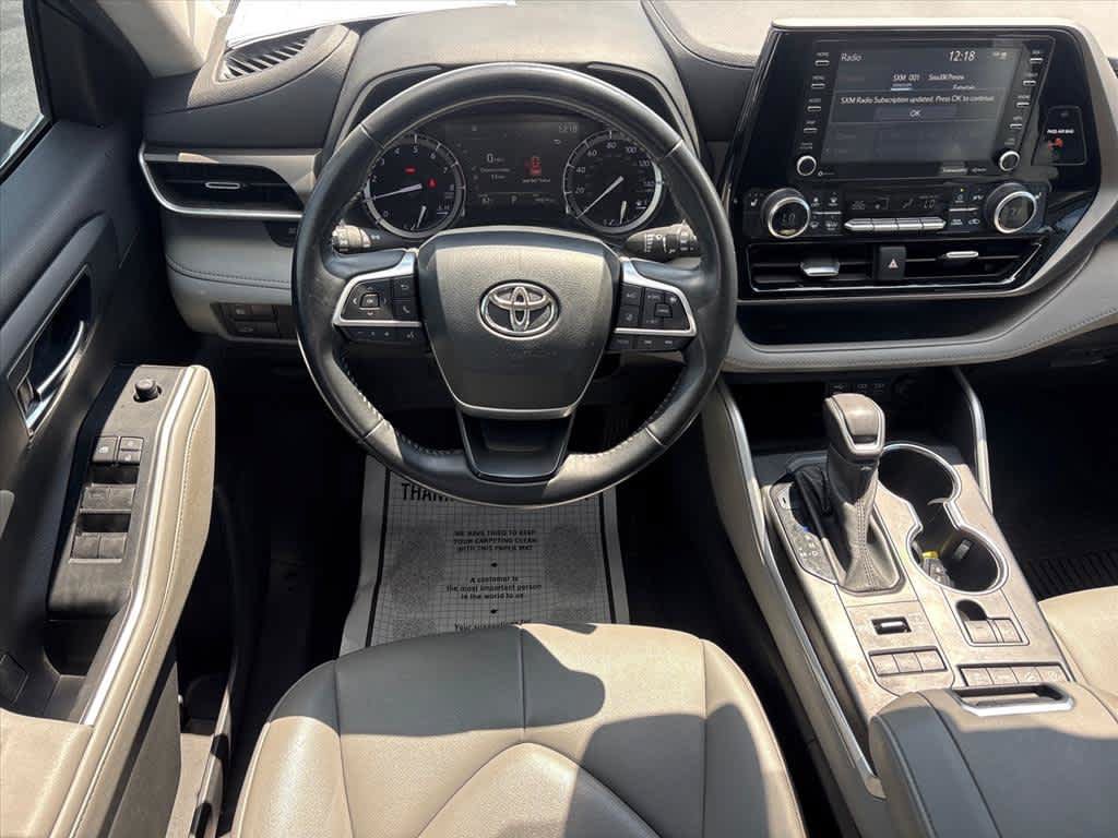 Used 2022 Toyota Highlander XLE AWD/4WD image 4