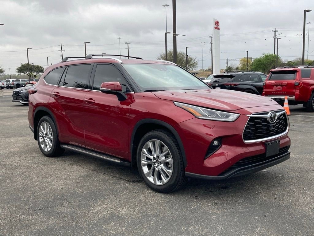 Certified 2025 Toyota Highlander Limited image 3