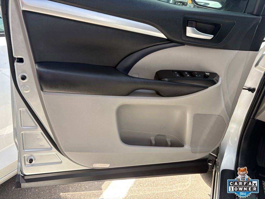 Used 2019 Toyota Highlander XLE AWD/4WD image 14
