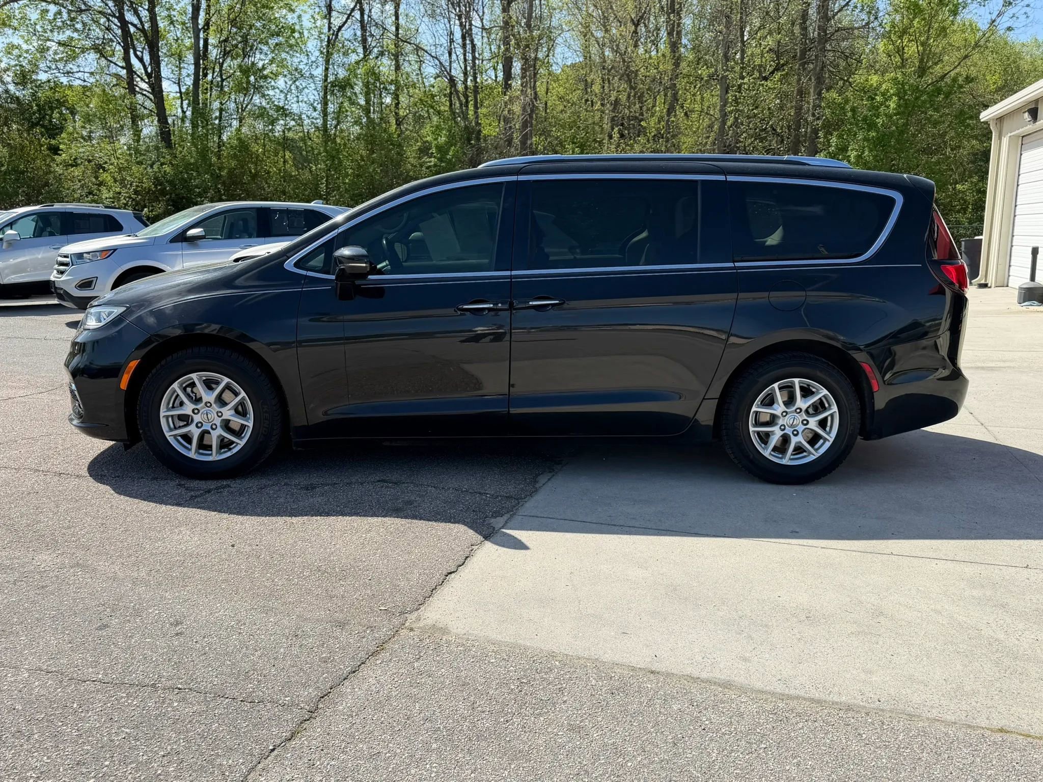 Used 2021 Chrysler Pacifica Touring-L FWD image 10