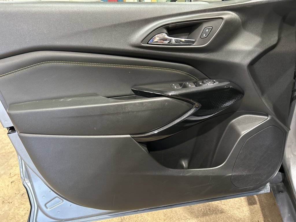 Used 2025 Chevrolet Trax LT FWD image 13