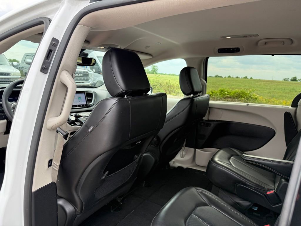 Used 2023 Chrysler Pacifica Touring-L FWD image 11