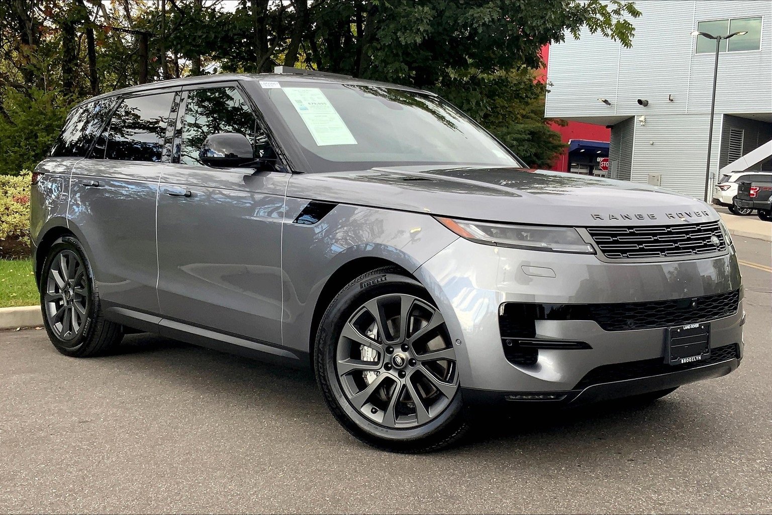 Used 2025 Land Rover Range Rover Sport image 2