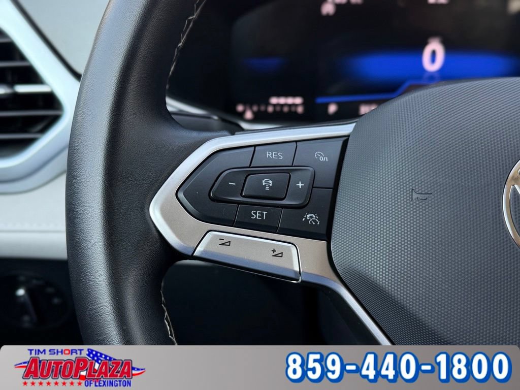 Used 2025 Volkswagen Taos SE AWD/4WD image 18