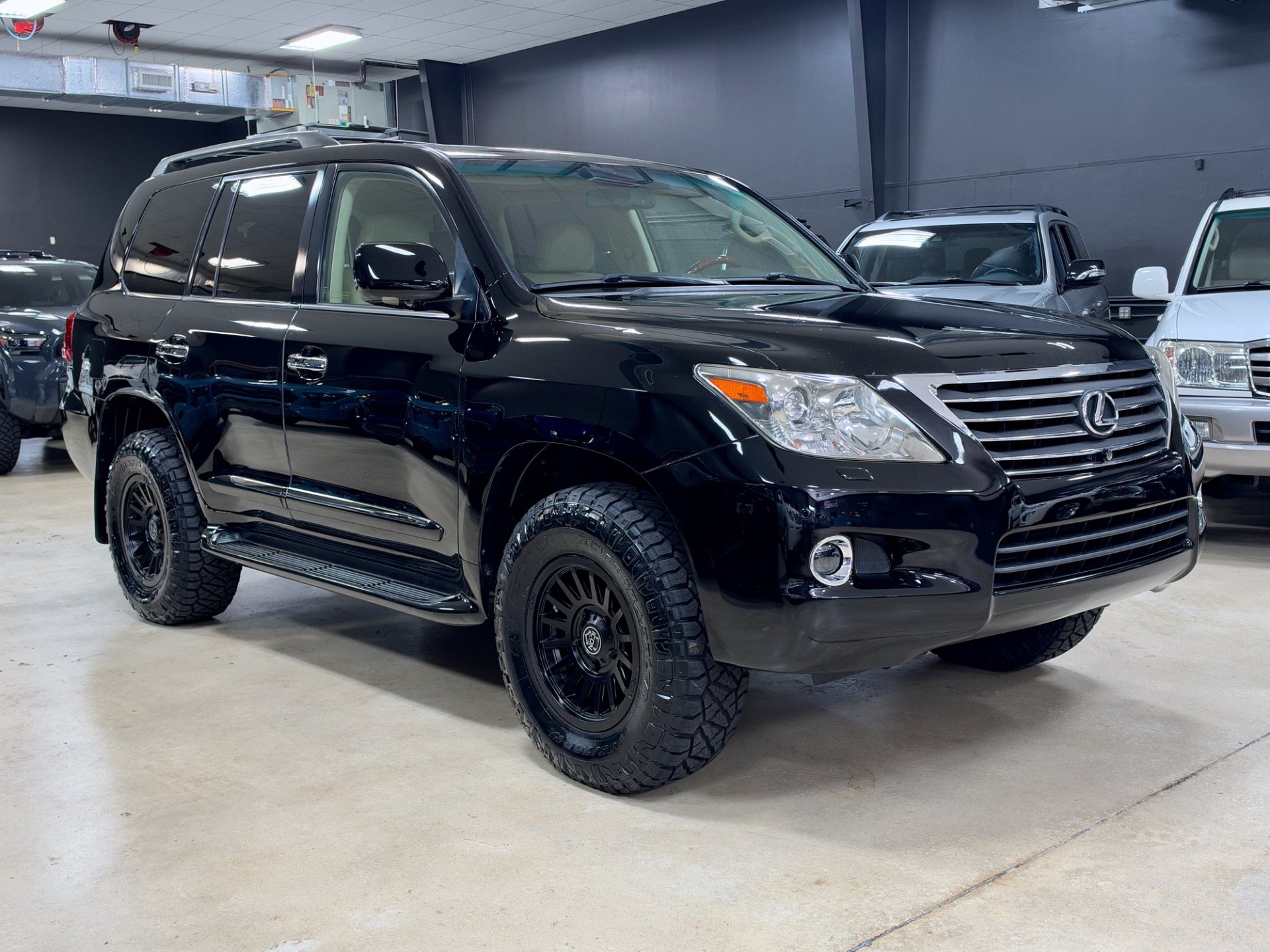 Used 2009 Lexus LX 570 4WD w/ Preferred Accessory Pkg image 5