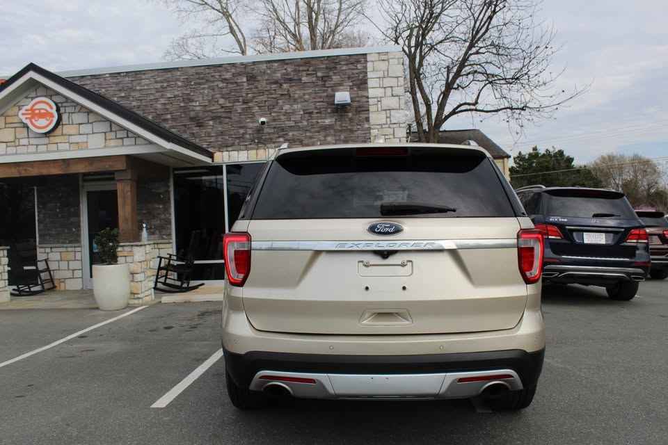 Used 2017 Ford Explorer Platinum AWD/4WD image 6