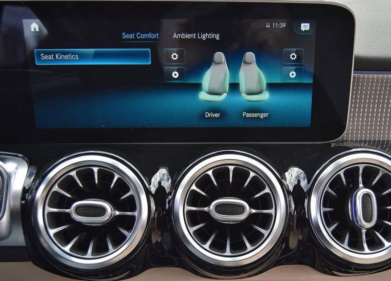 Used 2021 Mercedes-Benz GLB 250 4MATIC w/ Premium Package image 27