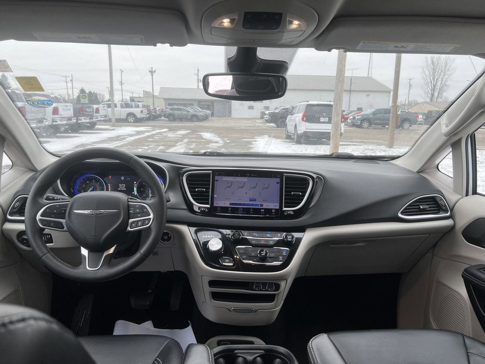 Used 2024 Chrysler Pacifica Touring-L image 28