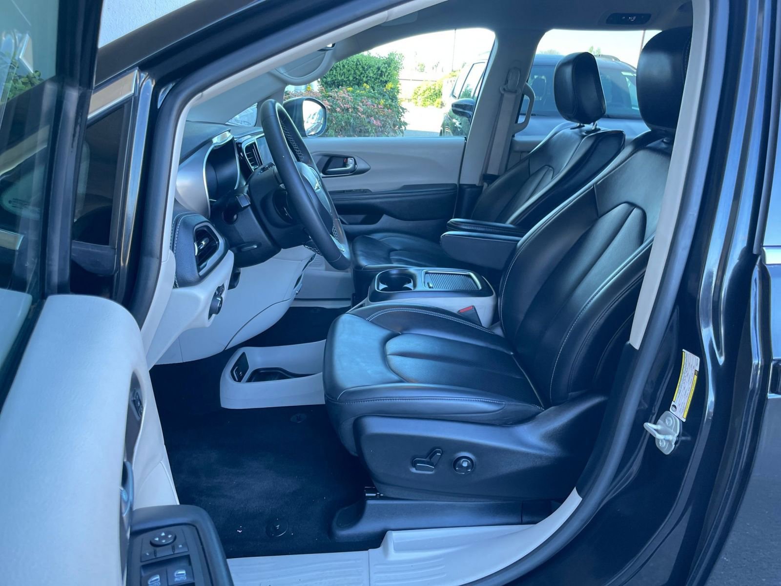 Used 2023 Chrysler Pacifica Touring-L image 29