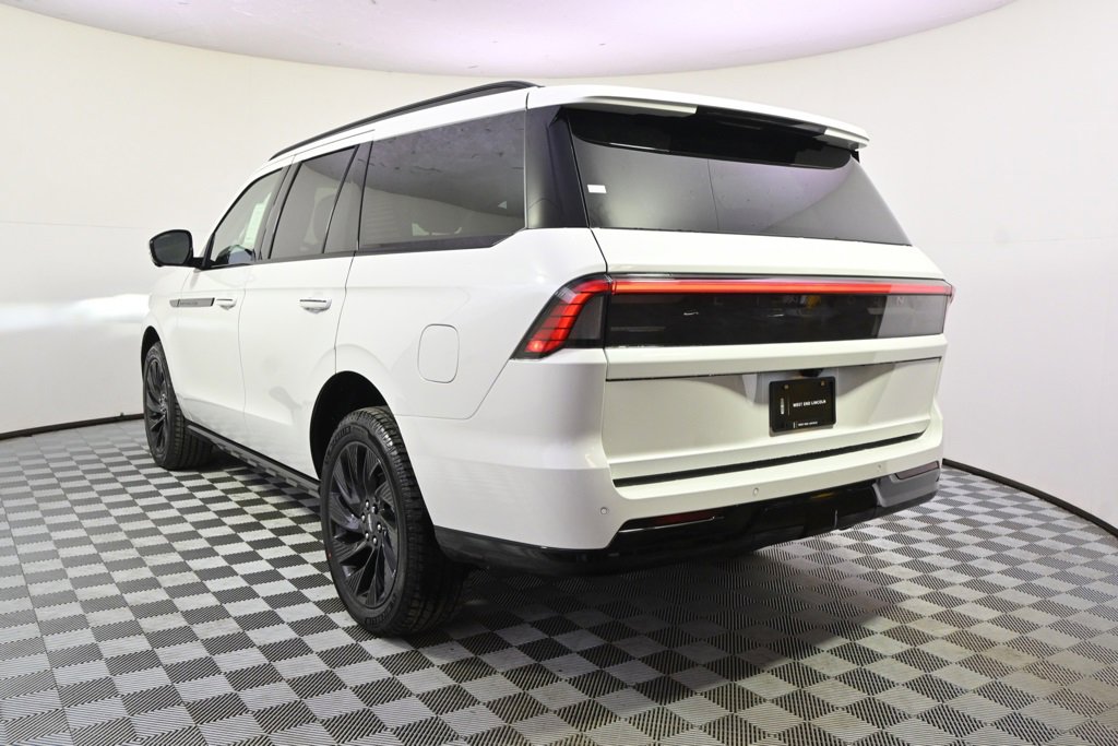 New 2026 Lincoln Navigator Reserve image 4