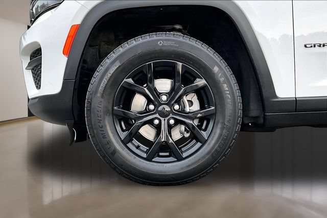 Used 2025 Jeep Grand Cherokee Altitude RWD image 28