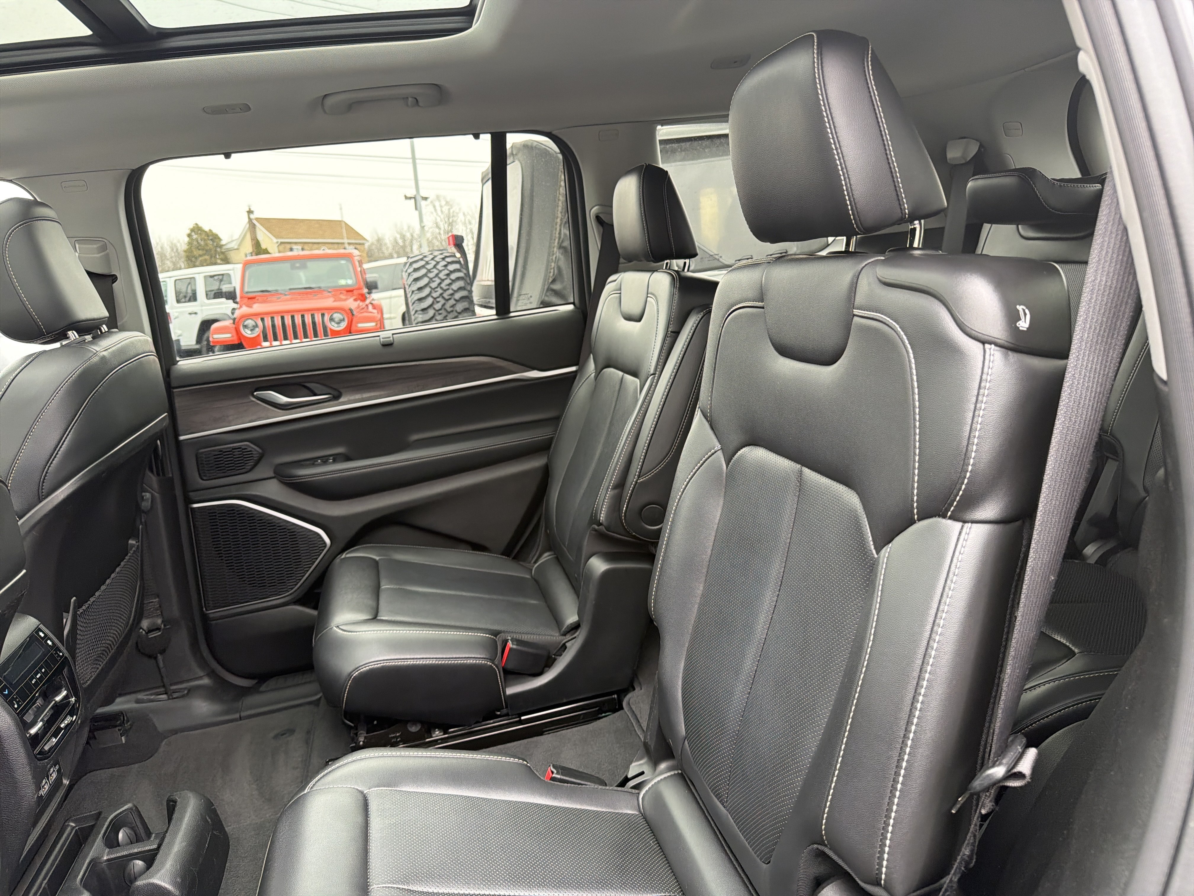 Certified 2022 Jeep Grand Cherokee L Limited w/ Luxury Tech Group II AWD/4WD image 11