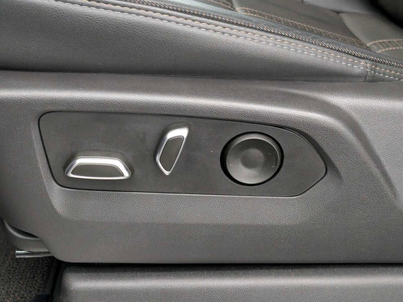 Used 2024 Chevrolet Silverado 3500 High Country w/ High Country Premium Package image 21