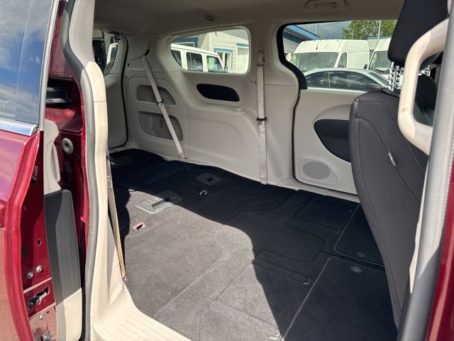 Used 2023 Chrysler Voyager LX FWD image 11