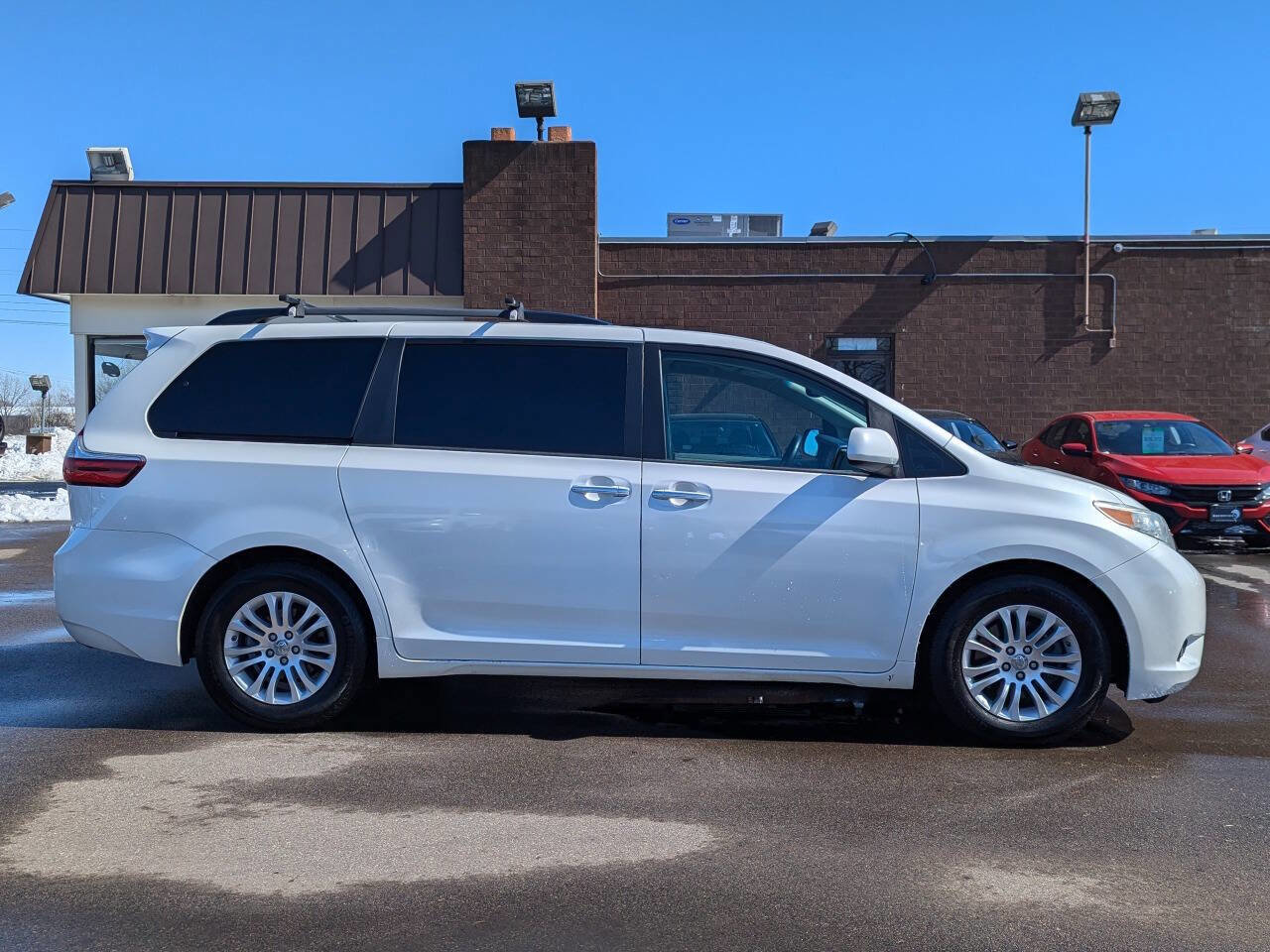 Used 2017 Toyota Sienna XLE image 3