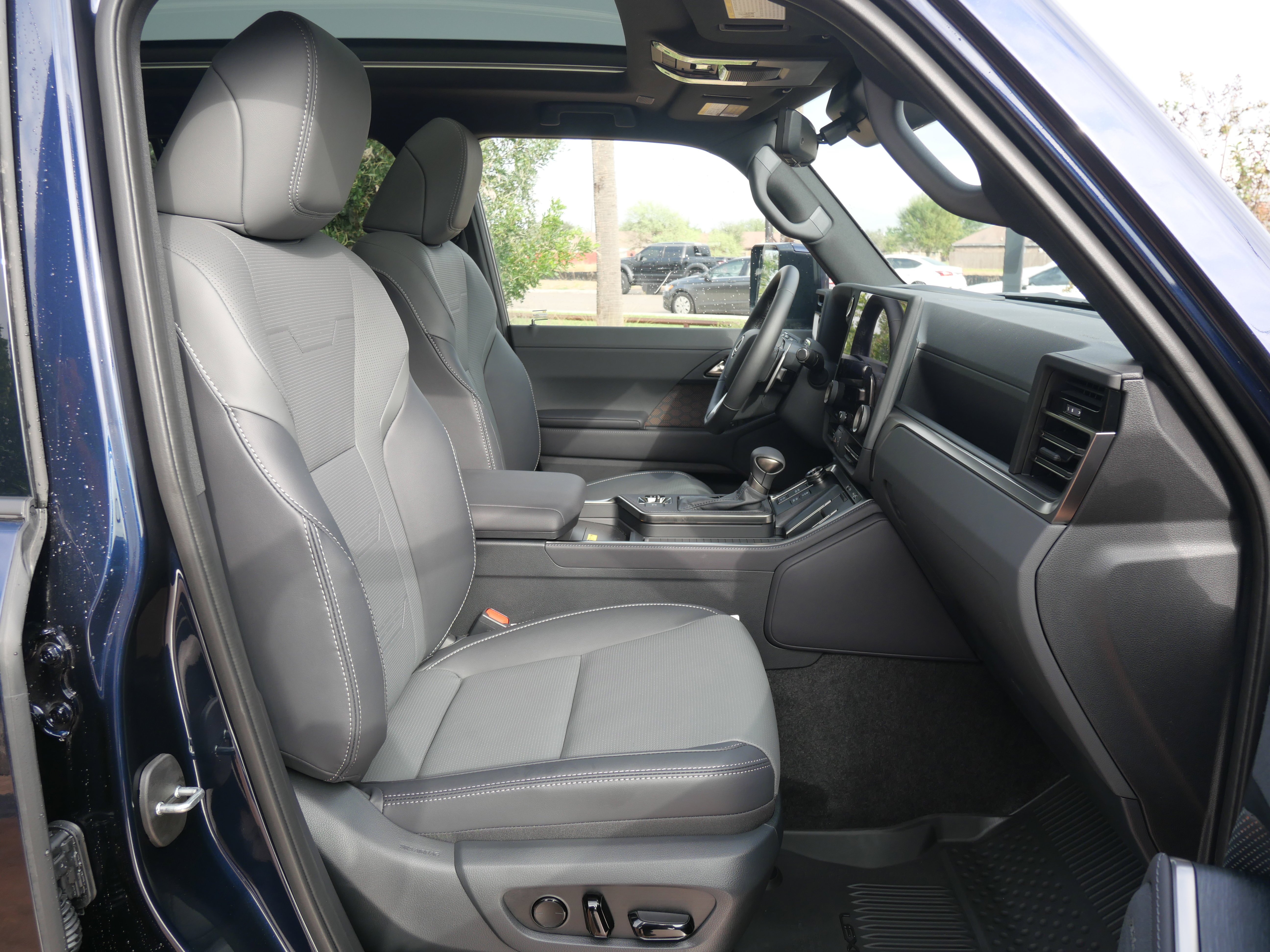 Used 2025 Lexus GX 550 w/ Accessory Package (2T) image 16