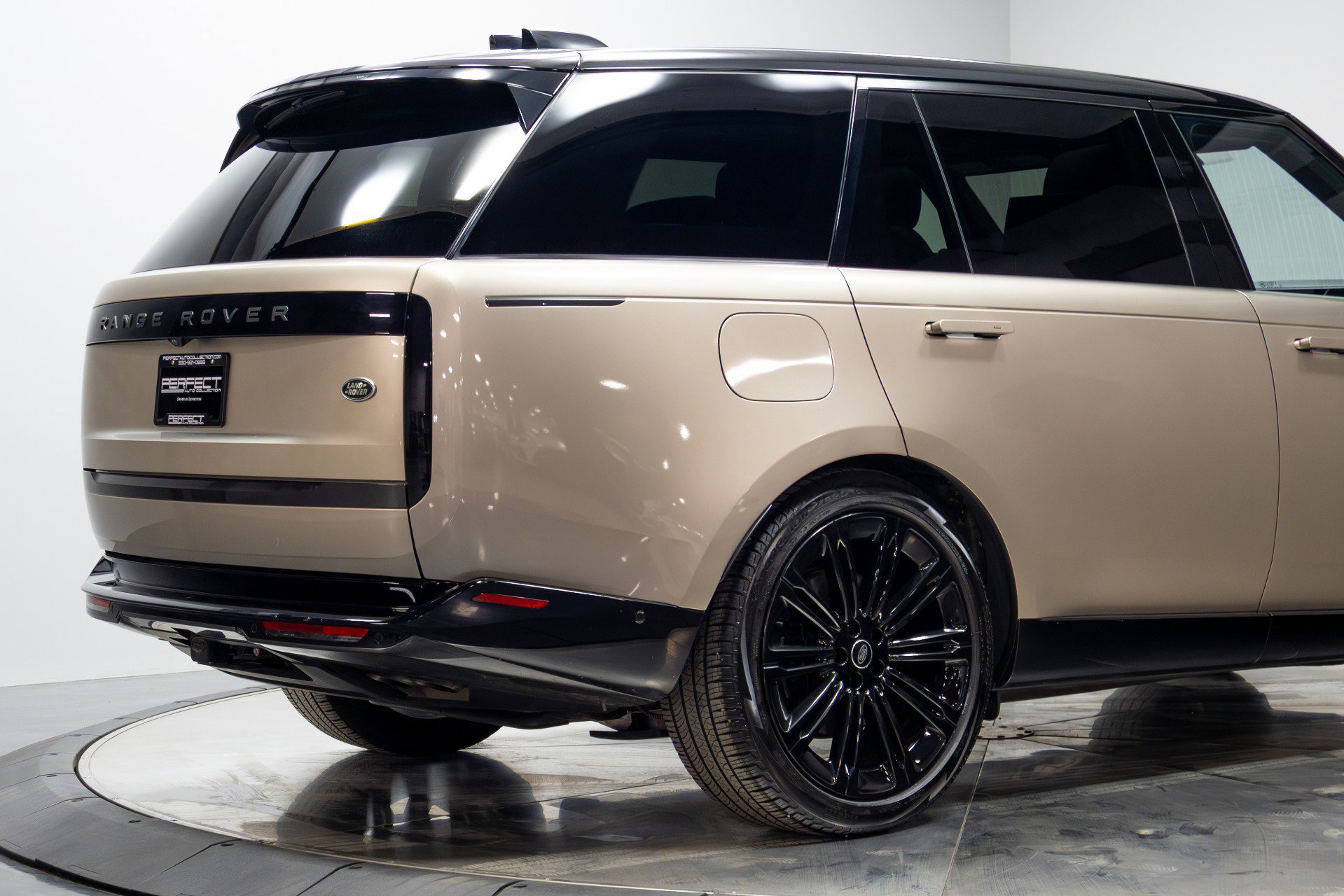 Used 2023 Land Rover Range Rover Long Wheelbase Autobiography AWD/4WD image 16