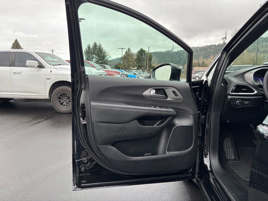 Used 2025 Chrysler Pacifica Select image 23