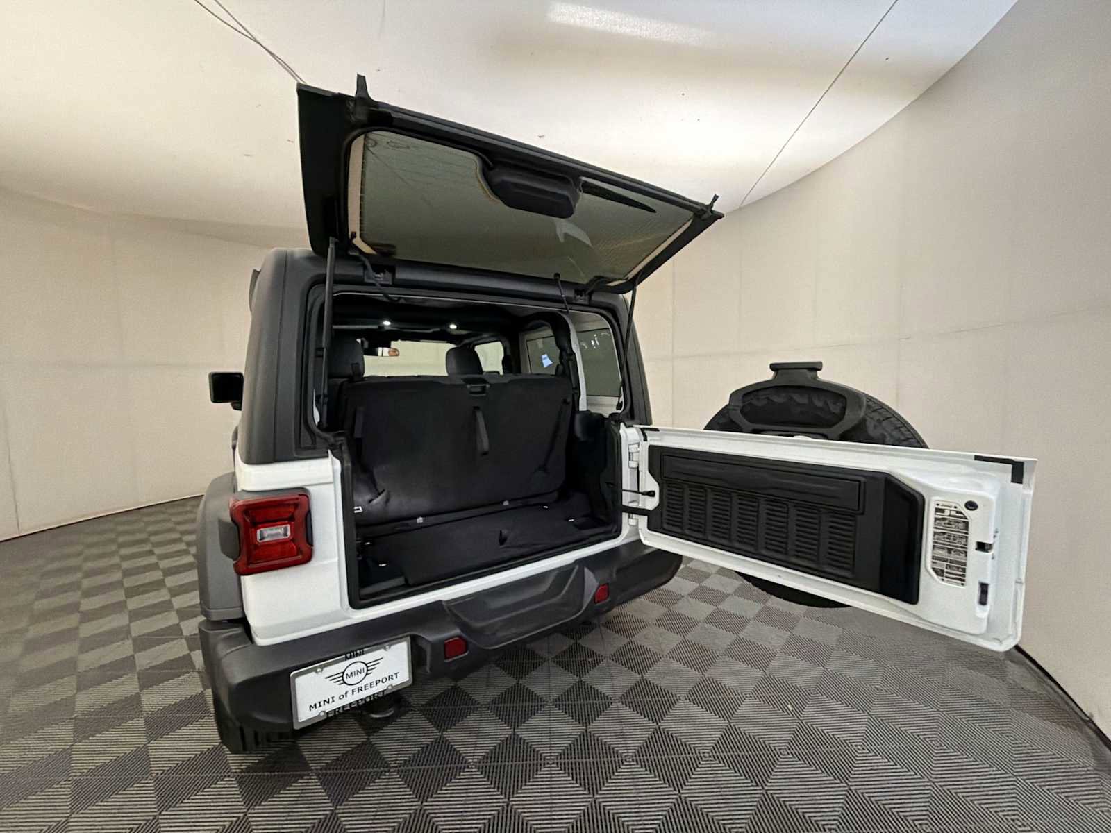 Used 2024 Jeep Wrangler Sport S image 19