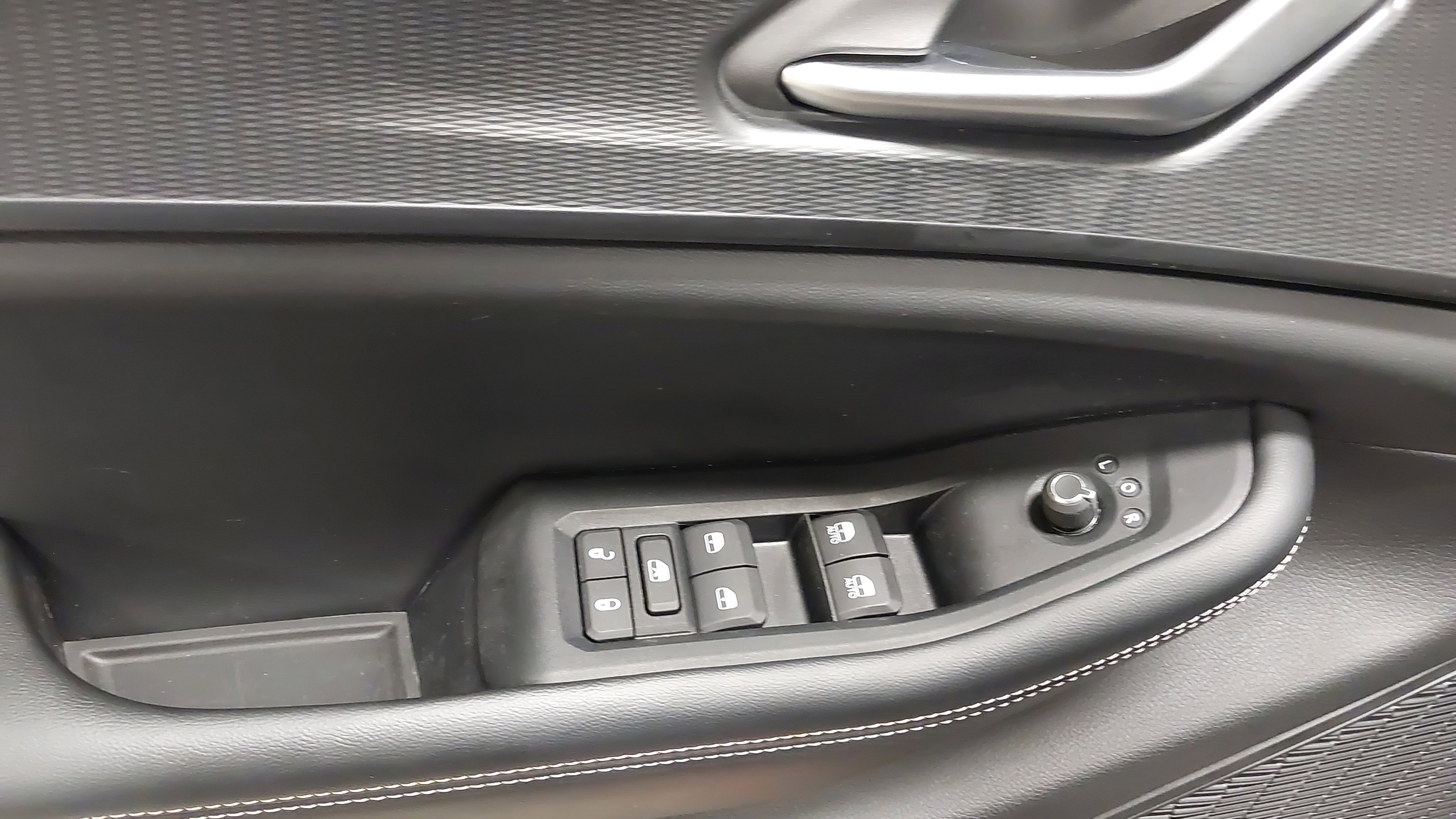 Used 2023 Jeep Grand Cherokee Altitude AWD/4WD image 25