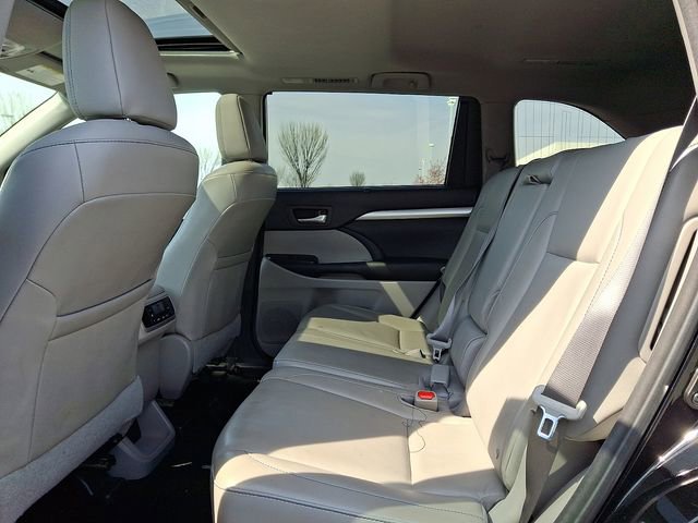 Used 2016 Toyota Highlander XLE w/ Four Season Floor Mat Package AWD/4WD image 10