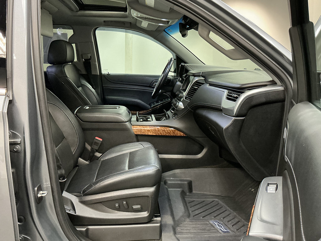 Used 2018 Chevrolet Suburban Premier AWD/4WD image 38
