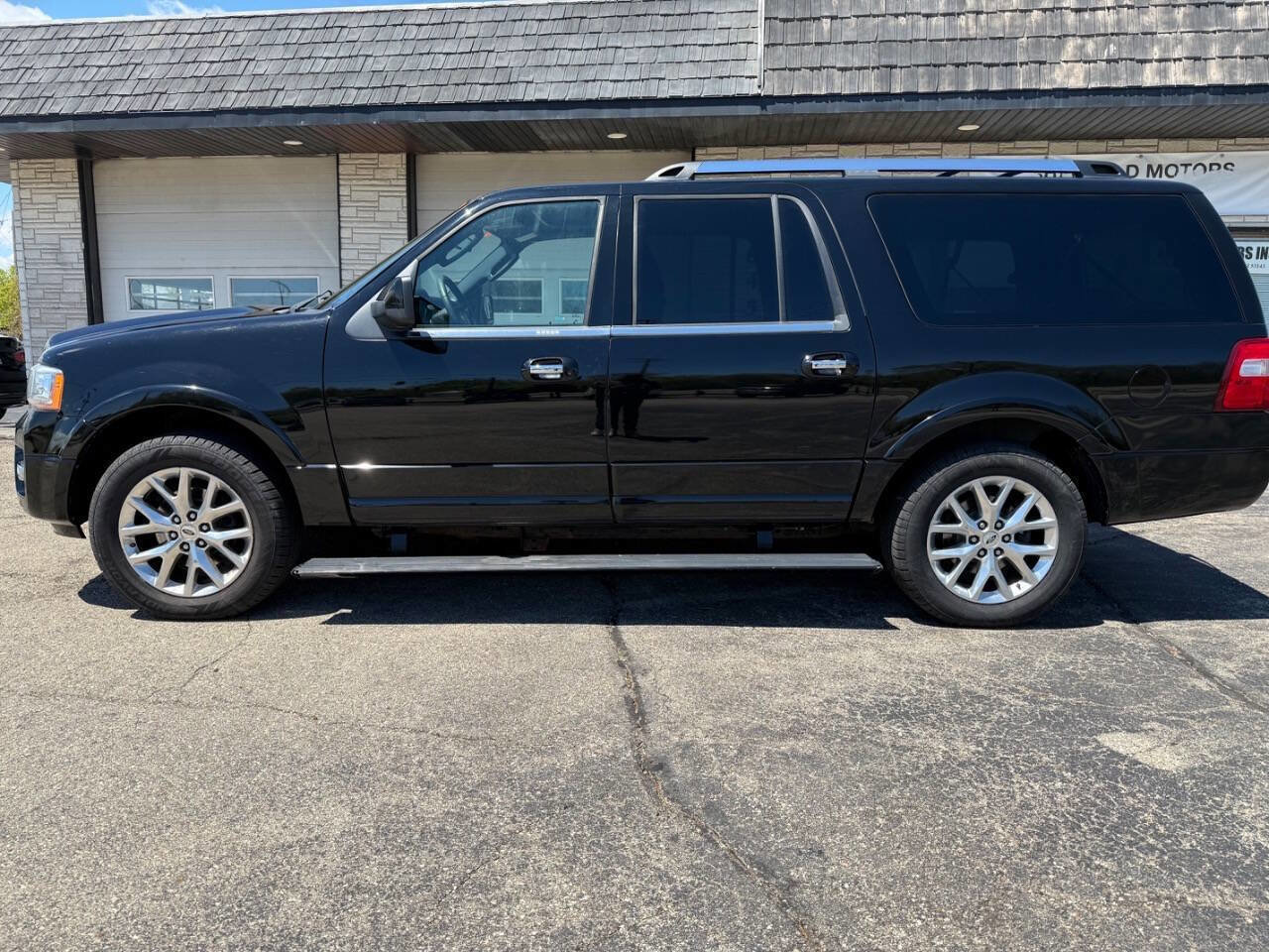 Used 2017 Ford Expedition EL Limited w/ Equipment Group 301A AWD/4WD image 3
