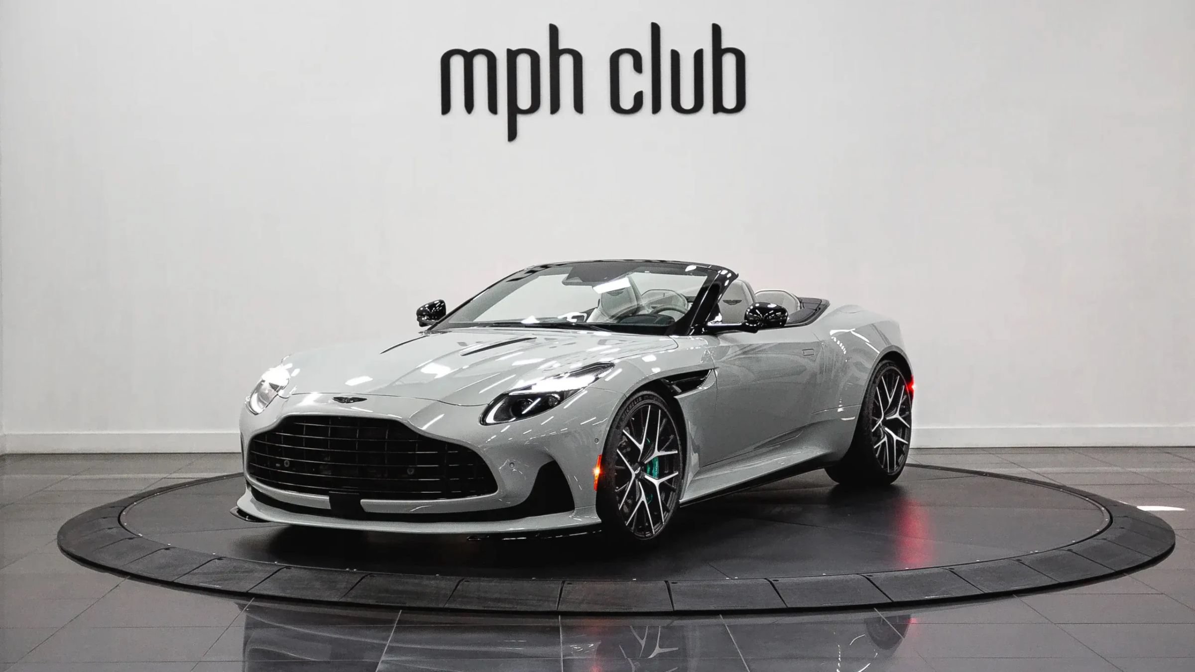 Used 2024 Aston Martin DB12 Convertible RWD image 2
