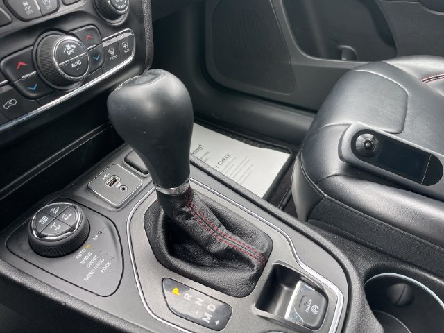 Used 2019 Jeep Cherokee Trailhawk w/ Cold Weather Group AWD/4WD image 15