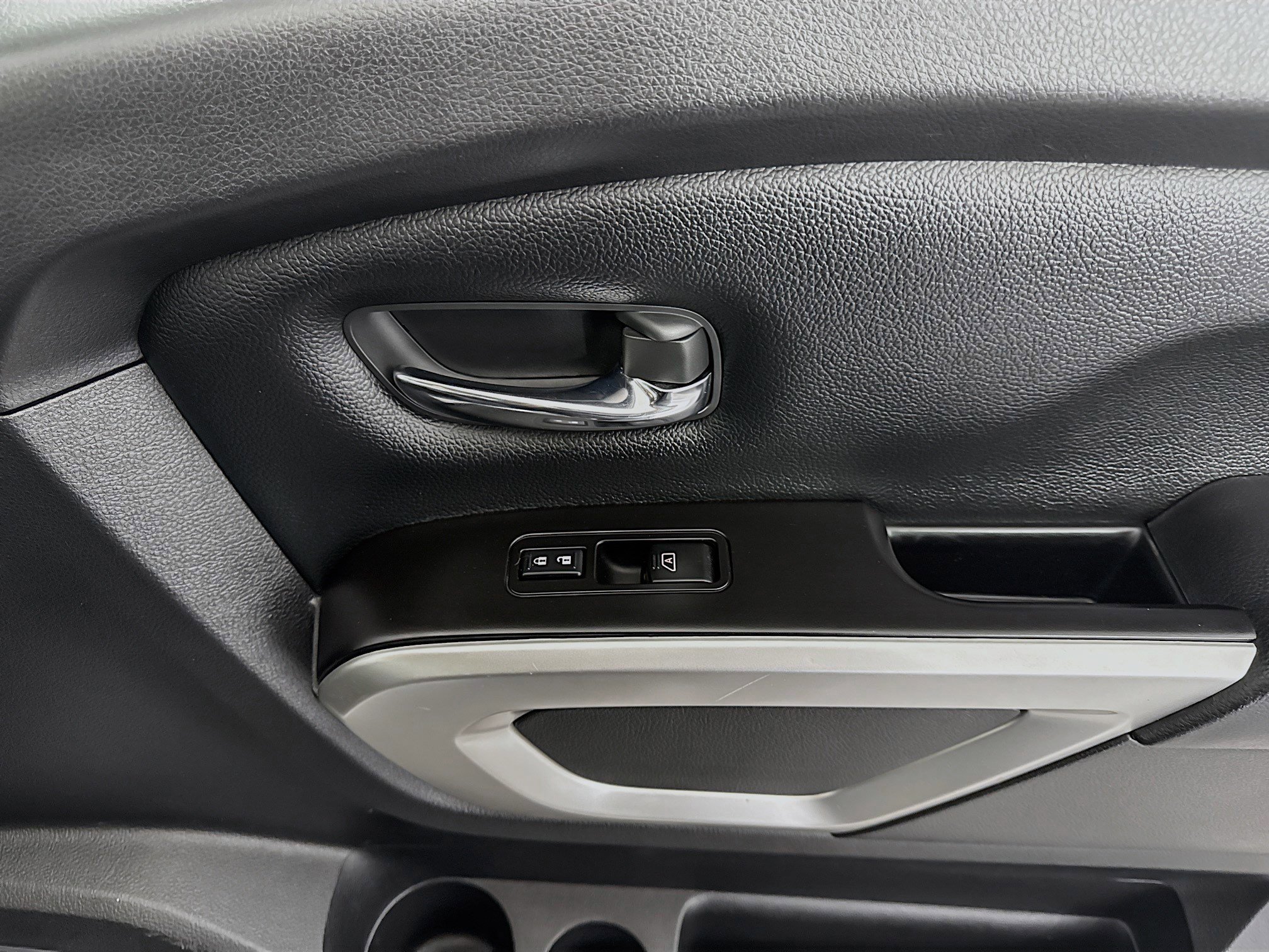 Used 2020 Nissan Titan SV image 31