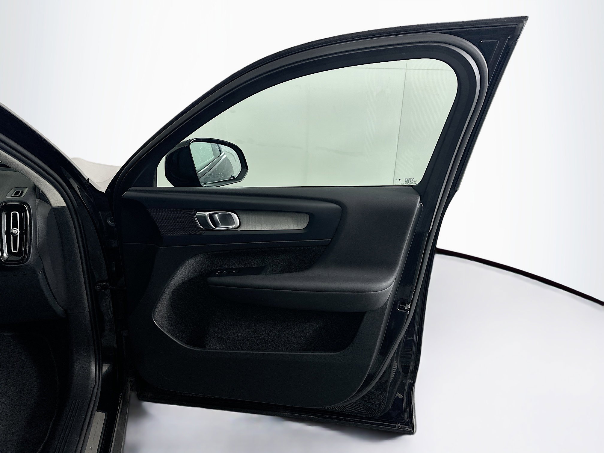 Used 2024 Volvo XC40 B5 Core image 31