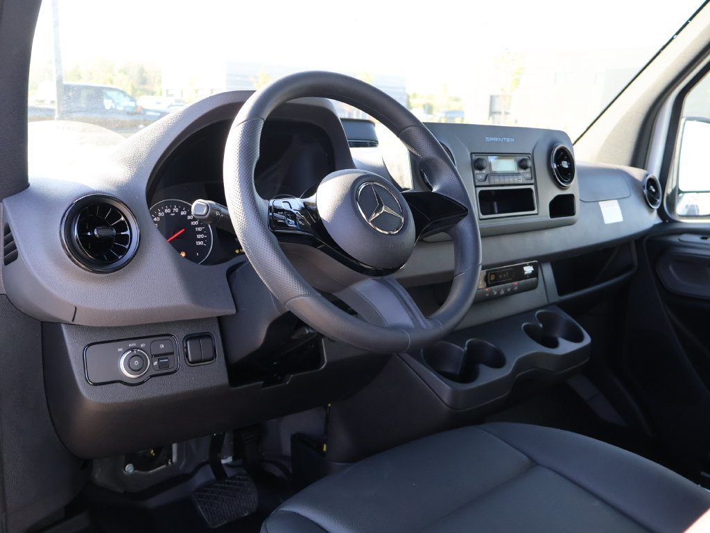 Used 2025 Mercedes-Benz Sprinter 2500 image 22
