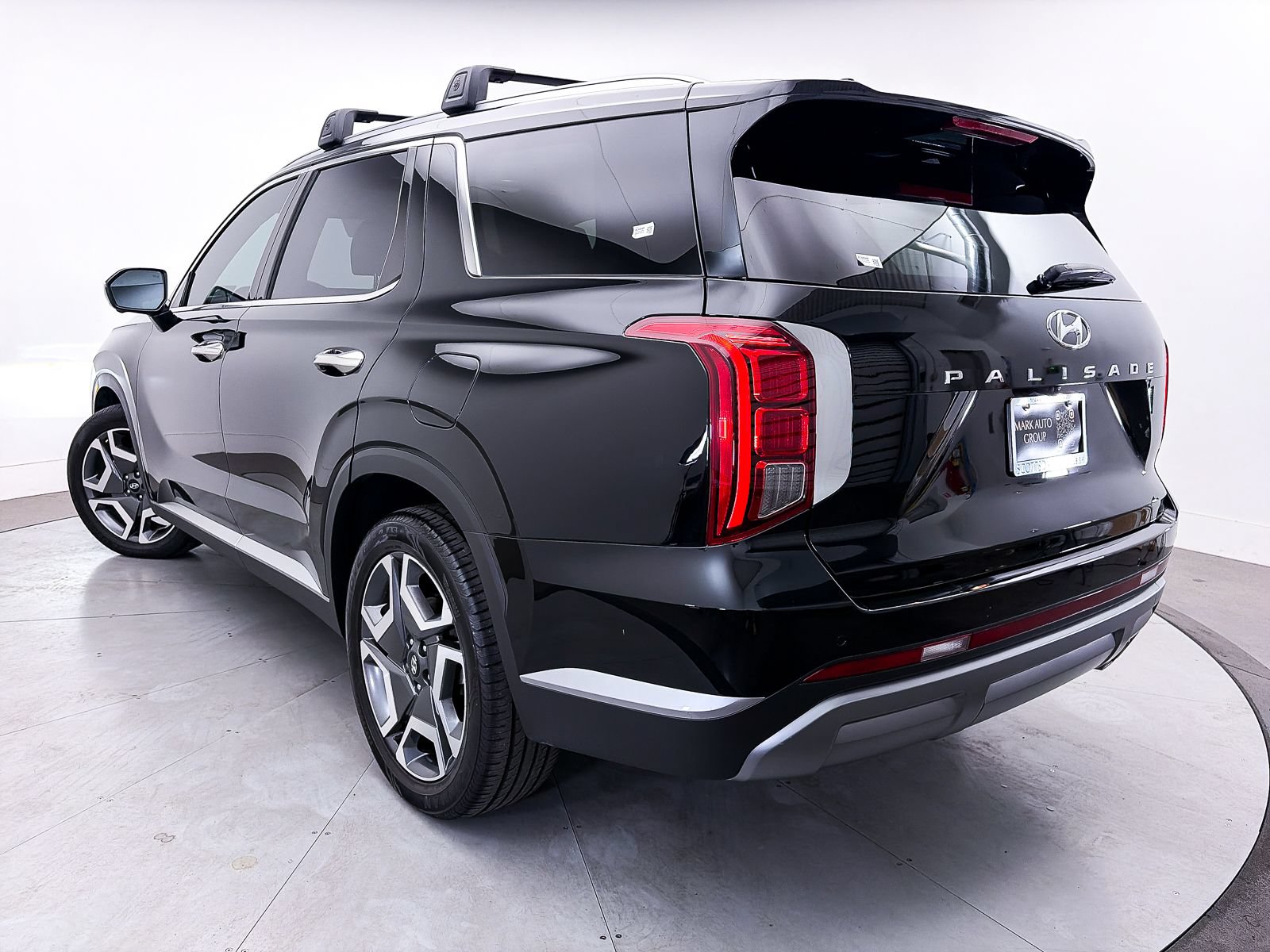 Used 2023 Hyundai Palisade SEL w/ Premium Package FWD image 2