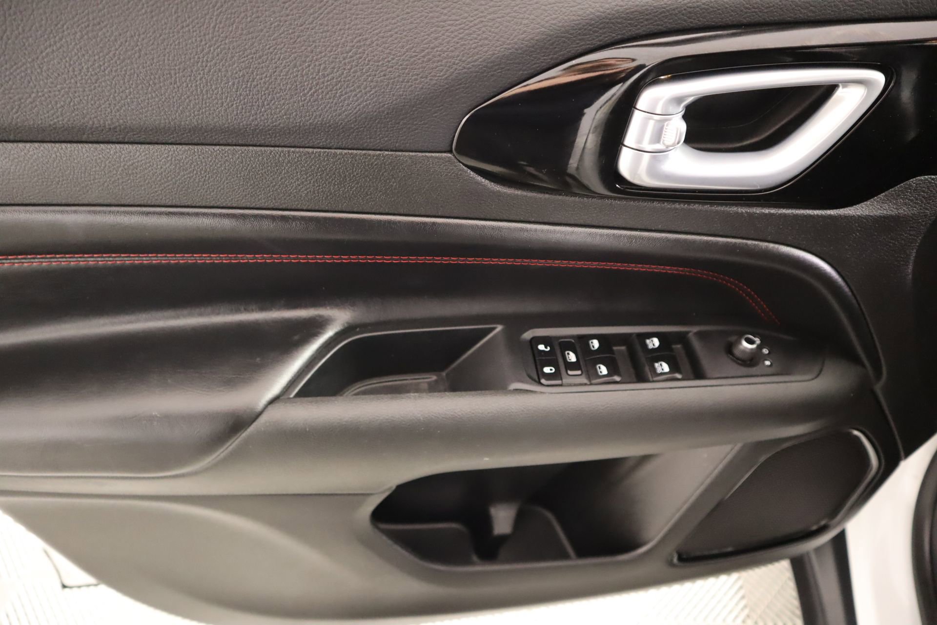 Used 2024 Jeep Compass Trailhawk image 14