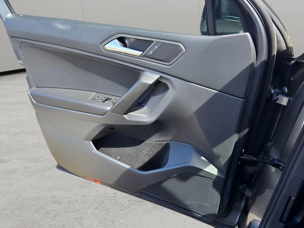 Used 2021 Volkswagen Tiguan SE w/ Panoramic Sunroof Package image 13