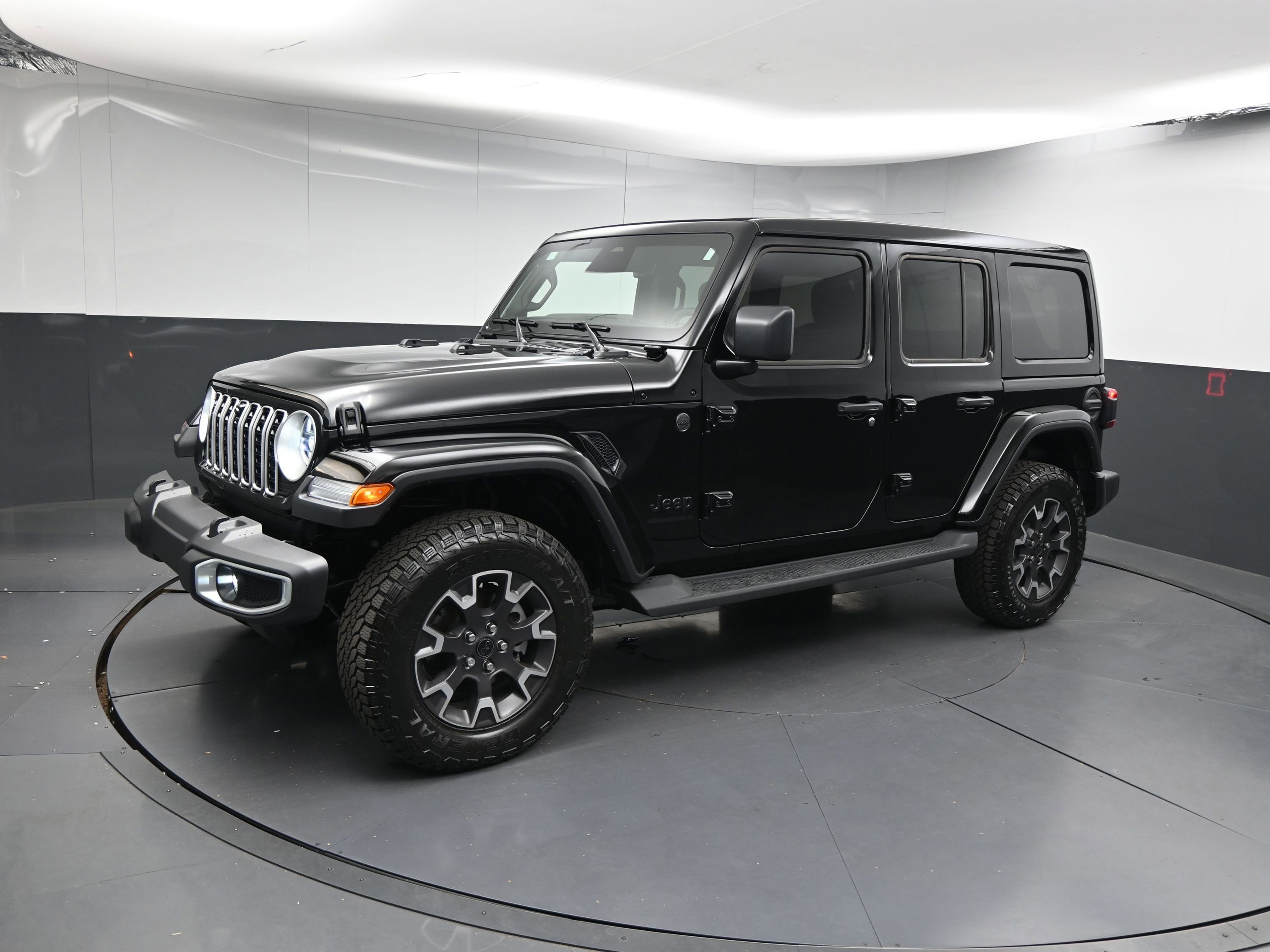 Used 2025 Jeep Wrangler Sahara image 4