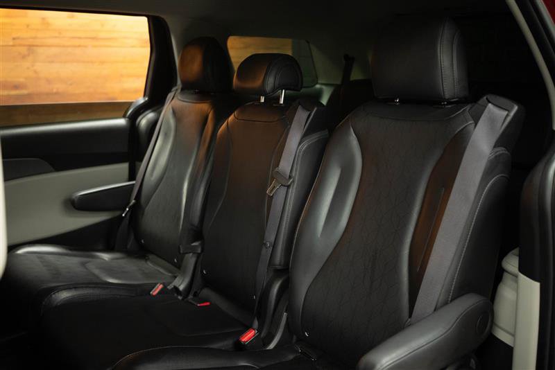 Used 2024 Kia Carnival LX image 12