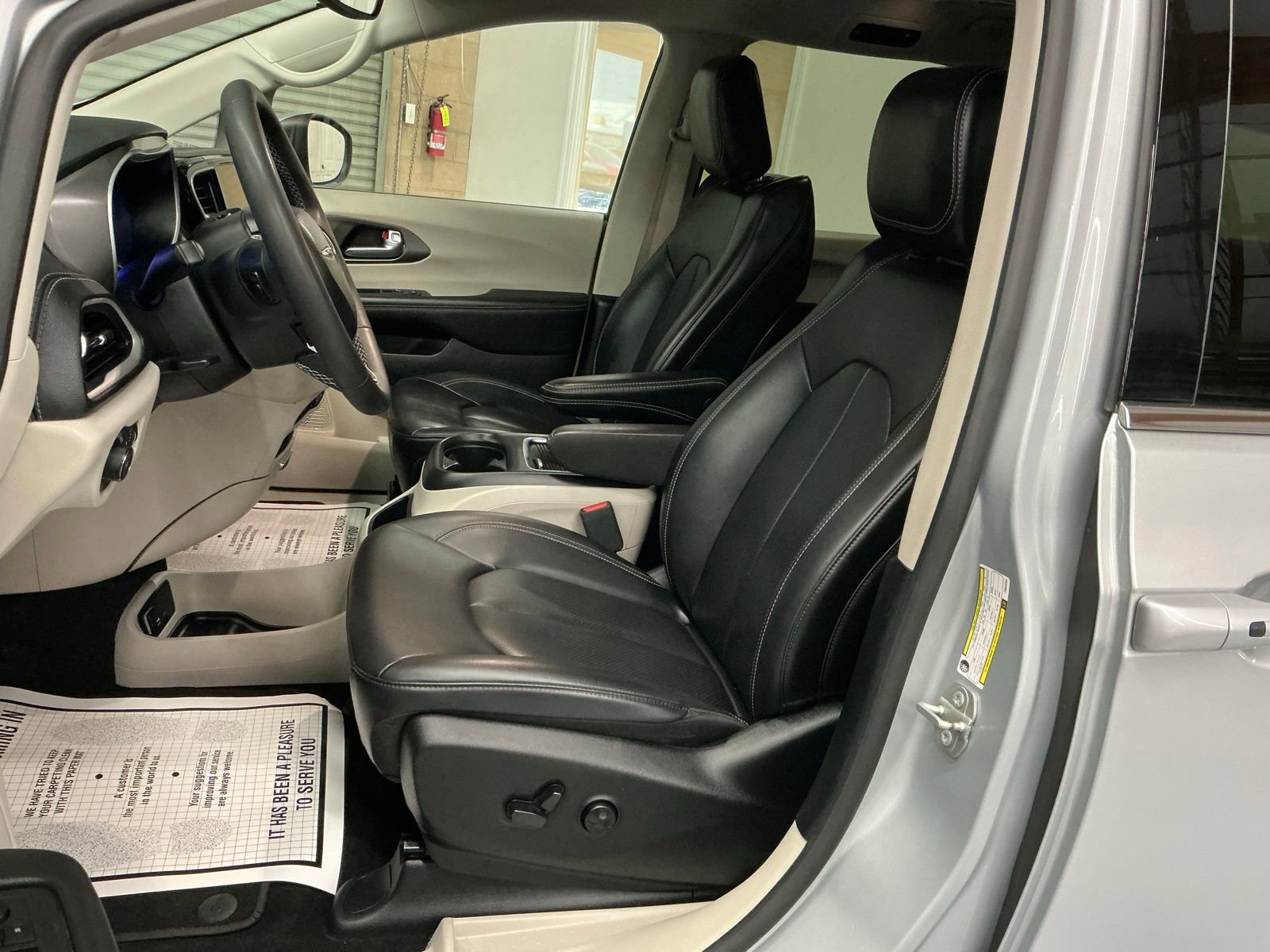 Used 2023 Chrysler Pacifica Touring-L image 10