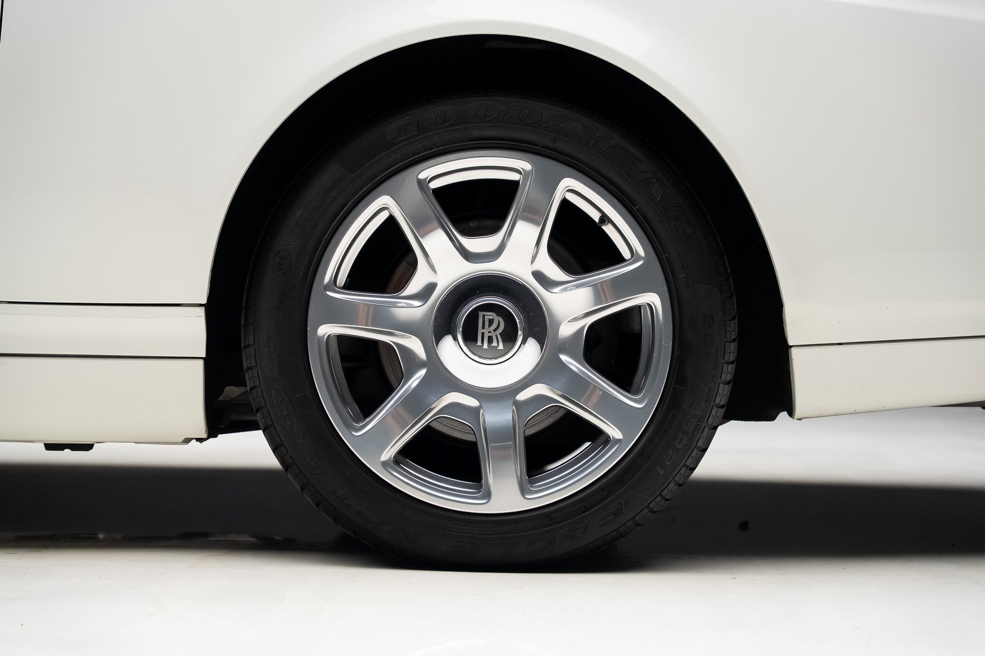 Used 2013 Rolls-Royce Phantom Drophead Coupe image 24