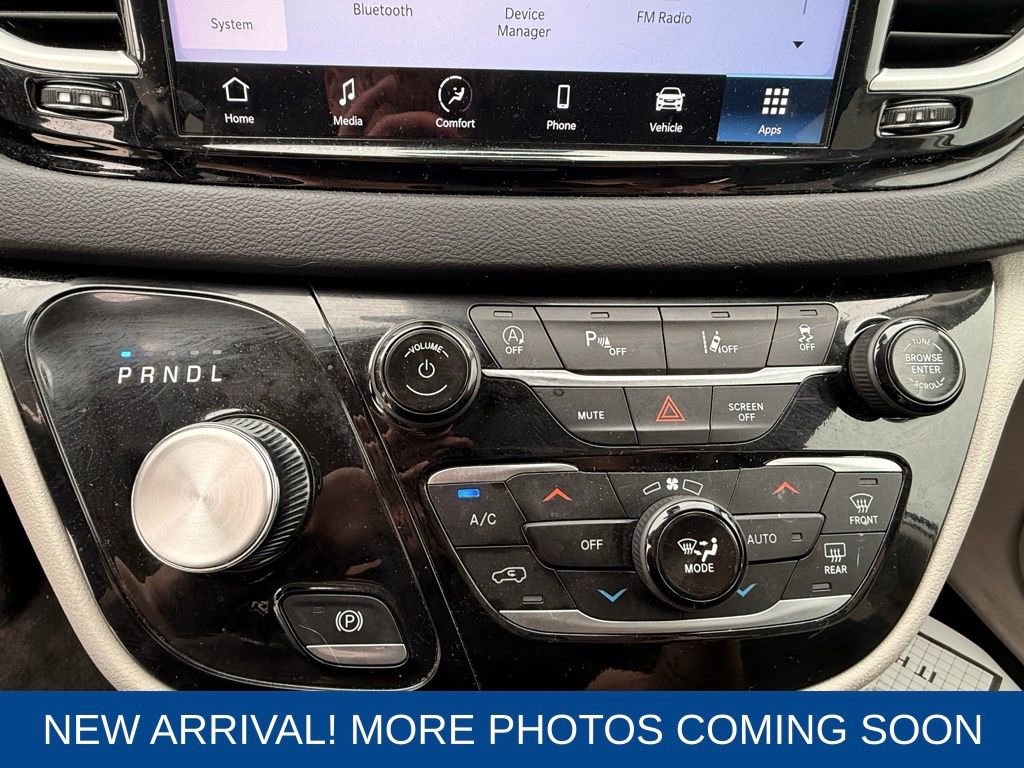 Used 2024 Chrysler Pacifica Touring-L image 14