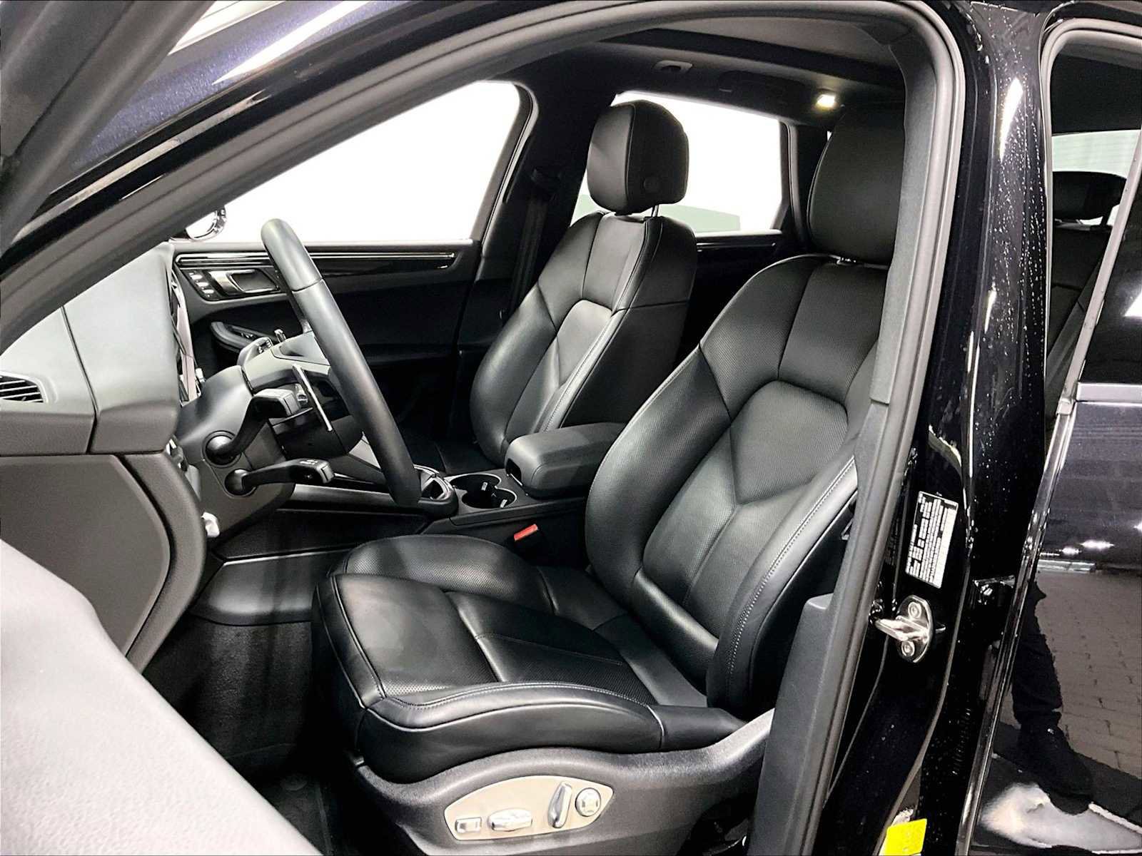 Used 2025 Porsche Macan image 8
