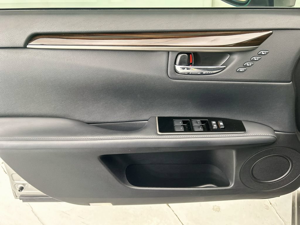 Used 2016 Lexus ES 350 w/ Premium Package w/Wood Trim FWD image 22