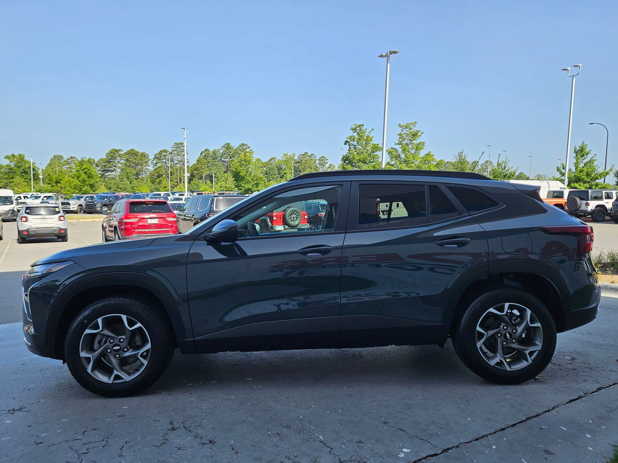 Used 2025 Chevrolet Trax LT FWD image 4