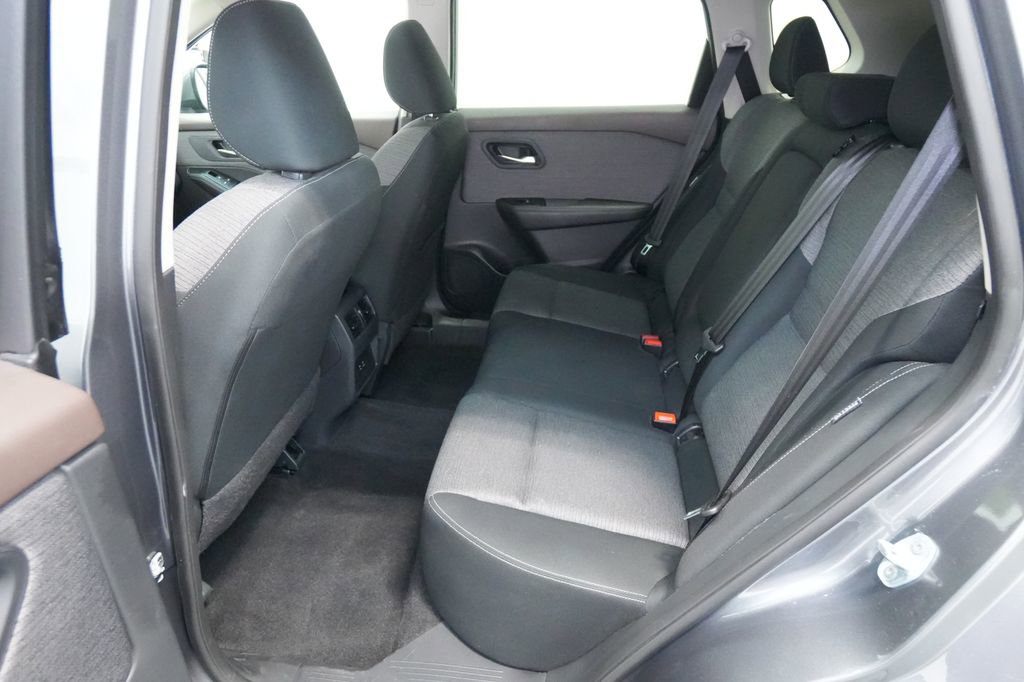 Used 2023 Nissan Rogue SV image 16